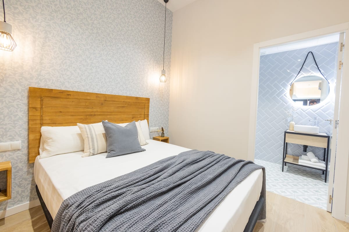 Quarto quádruplo exclusivo | Roupas de cama premium, edredons de pluma, cortinas blackout