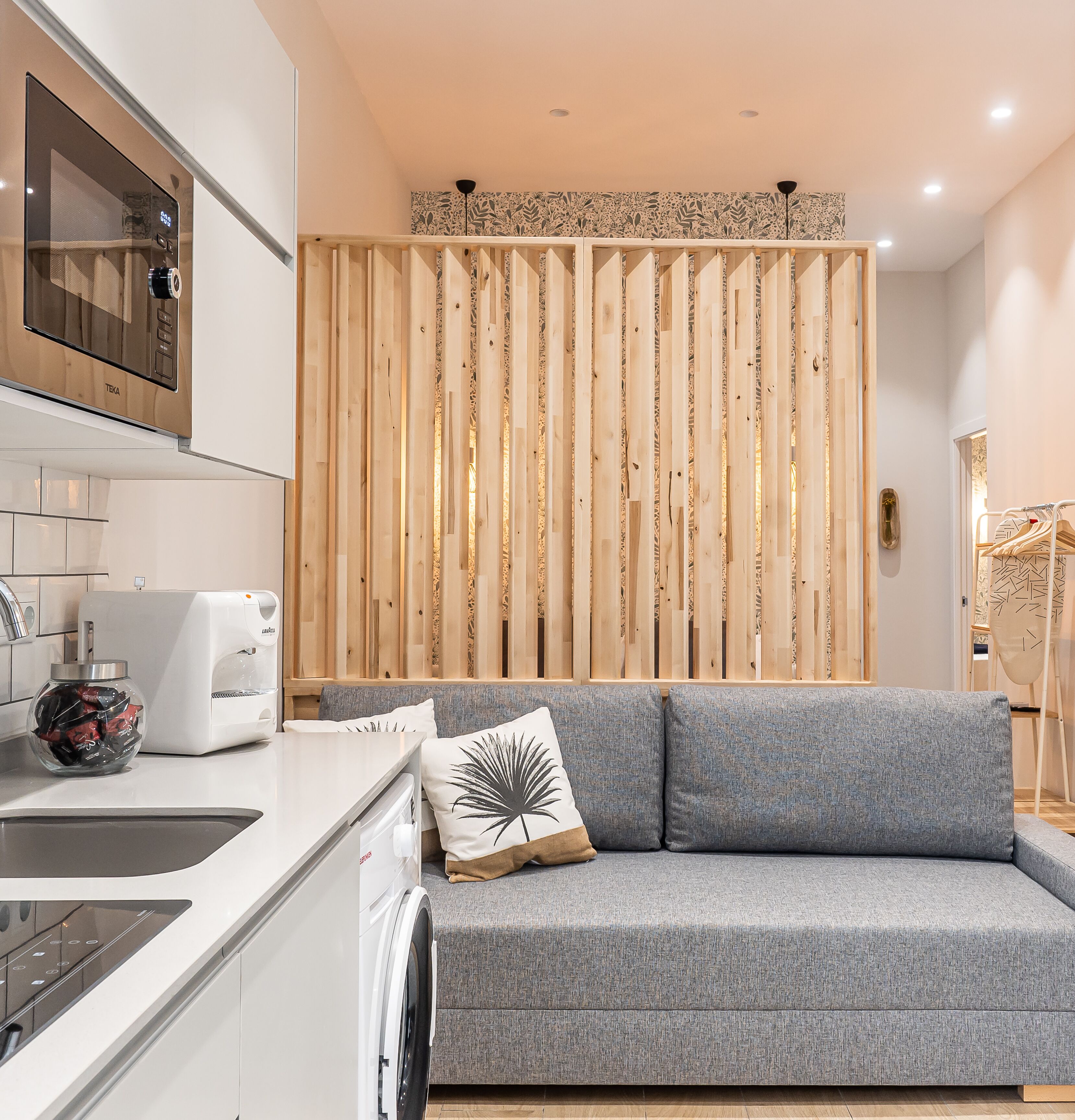 Chambre Quadruple Ville | Coin séjour | TV connectée de 32 pouces avec chaînes numériques, télévision