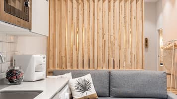 Chambre Quadruple Ville | Coin séjour | TV connectée de 32 pouces avec chaînes numériques, télévision