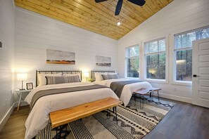 4 habitaciones, escritorio y tabla de planchar con plancha 