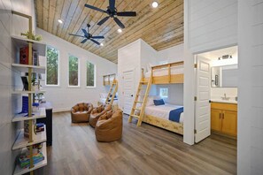 4 Schlafzimmer, Schreibtisch, Bügeleisen/Bügelbrett, Reisekinderbett