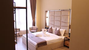 Deluxe tweepersoonskamer | Hypoallergeen beddengoed, een minibar, een kluis op de kamer, een bureau