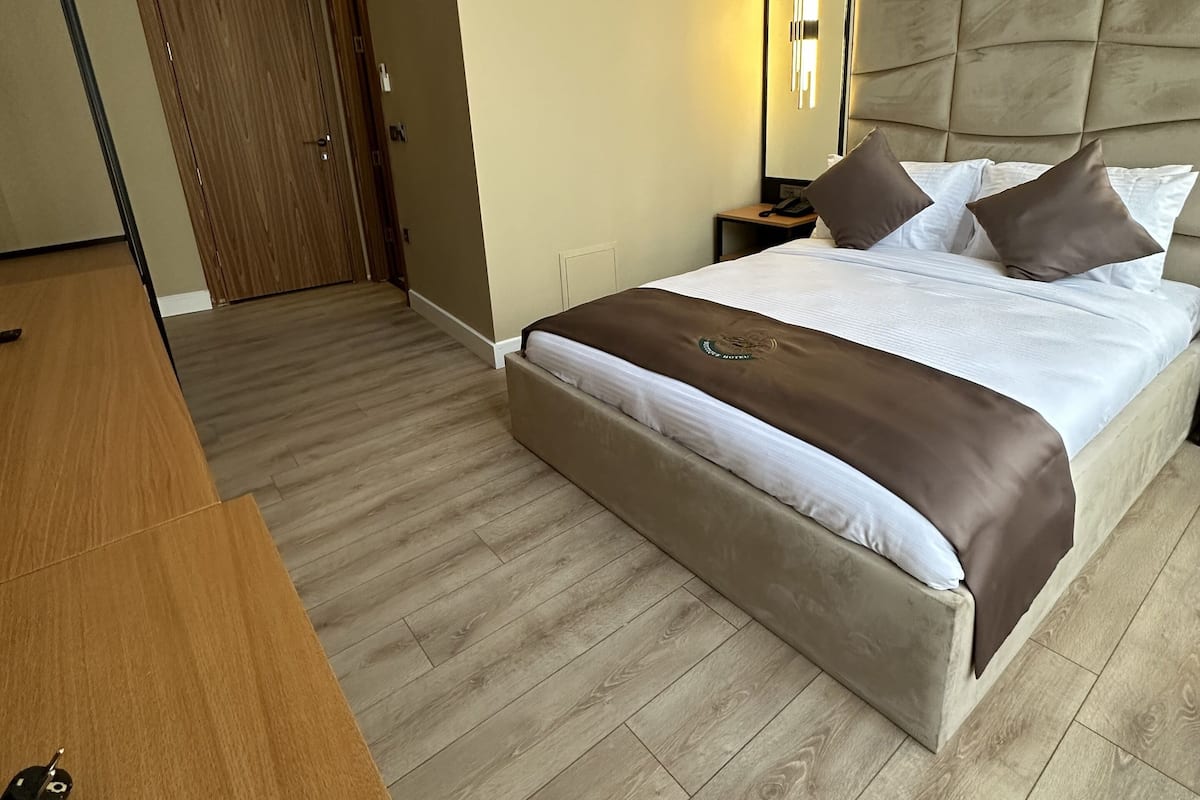 Kamar Double Superior | Seprai antialergi, minibar, brankas, dan meja kerja