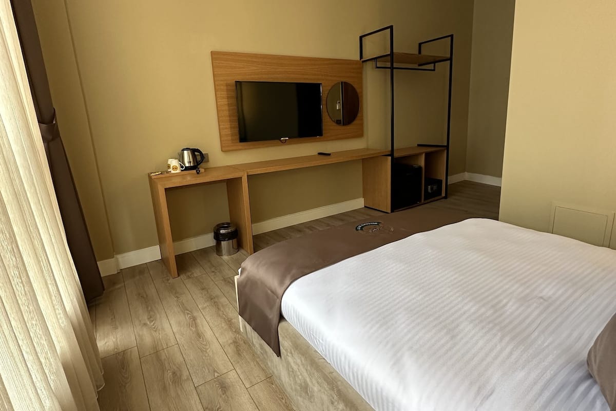 Kamar Double Superior | Seprai antialergi, minibar, brankas, dan meja kerja