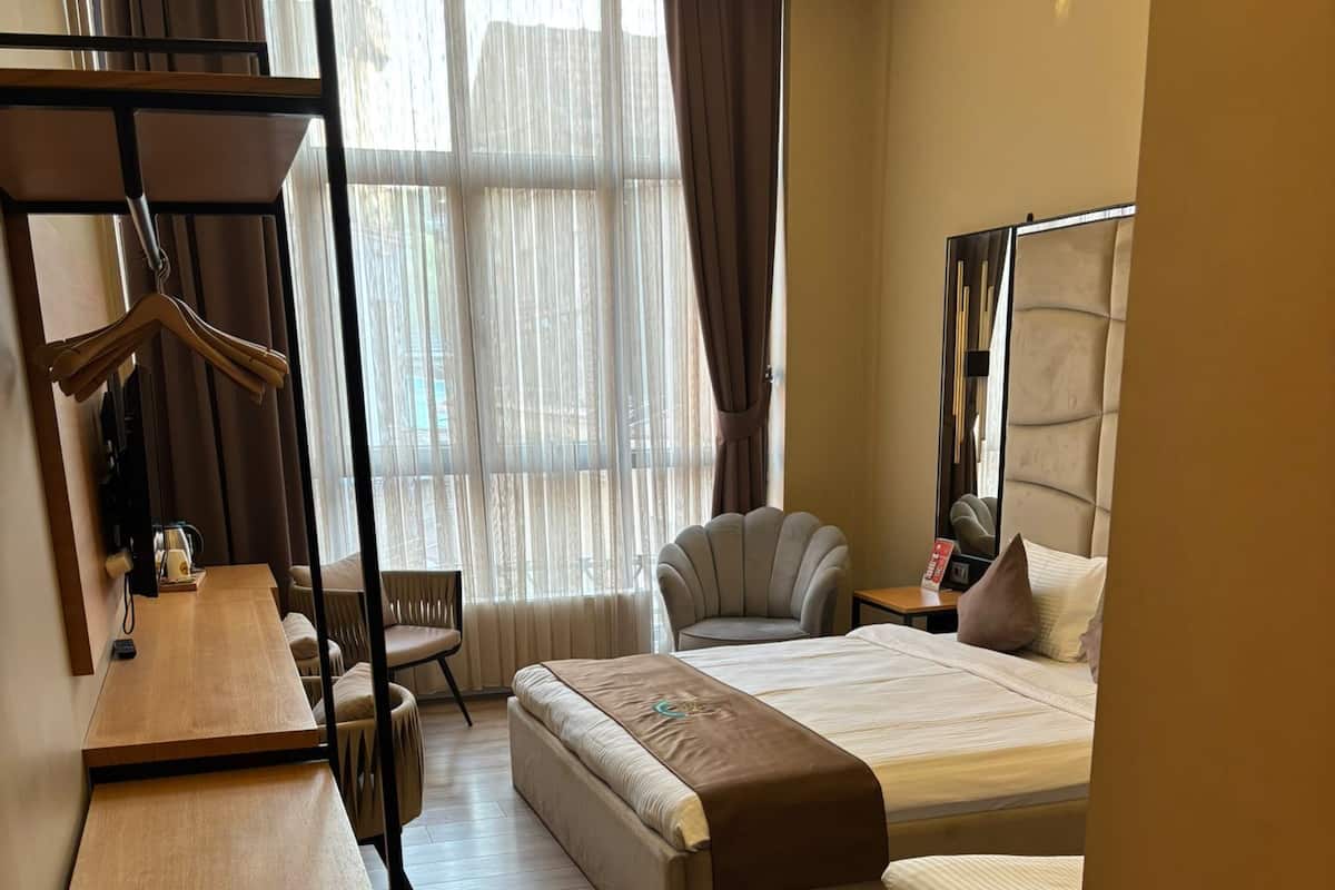 Kamar Double Deluks | Seprai antialergi, minibar, brankas, dan meja kerja