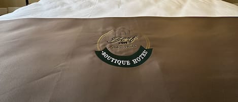 Deluxe dubbelrum | Allergitestade sängkläder, minibar och värdeförvaringsskåp på rummet