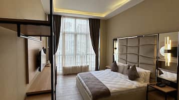 Quarto casal luxo | Roupas de cama antialérgicas, frigobar, cofres nos quartos, escrivaninha