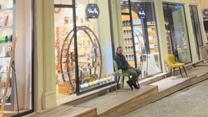 Un immeuble doté de grandes fenêtres et abritant un magasin au rez-de-chaussée.