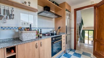 Een koelkast, een microgolfoven, een oven, een kookplaat