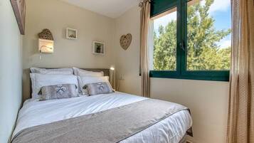 4 slaapkamers, een kluis op de kamer, een strijkplank/strijkijzer