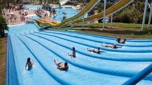 Ein Wasserpark mit mehreren Wasserrutschen und einem Poolbereich.
