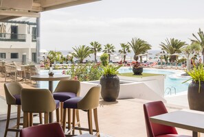 Poolside bar - Aparthotel ILUNION Costa Sal Lanzarote (Tías)