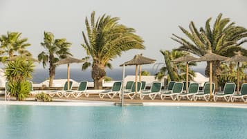 2 buitenzwembaden, parasols voor strand/zwembad
