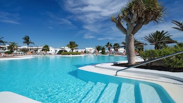 Utomhuspool, öppet 10.00 till 18.30, parasoller och solstolar