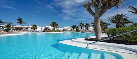 2 piscines extérieures, parasols de plage, chaises longues