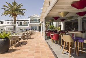 Bar junto a la piscina