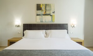 In-room safe, desk, free WiFi, bed sheets - Aparthotel ILUNION Costa Sal Lanzarote (Tías)