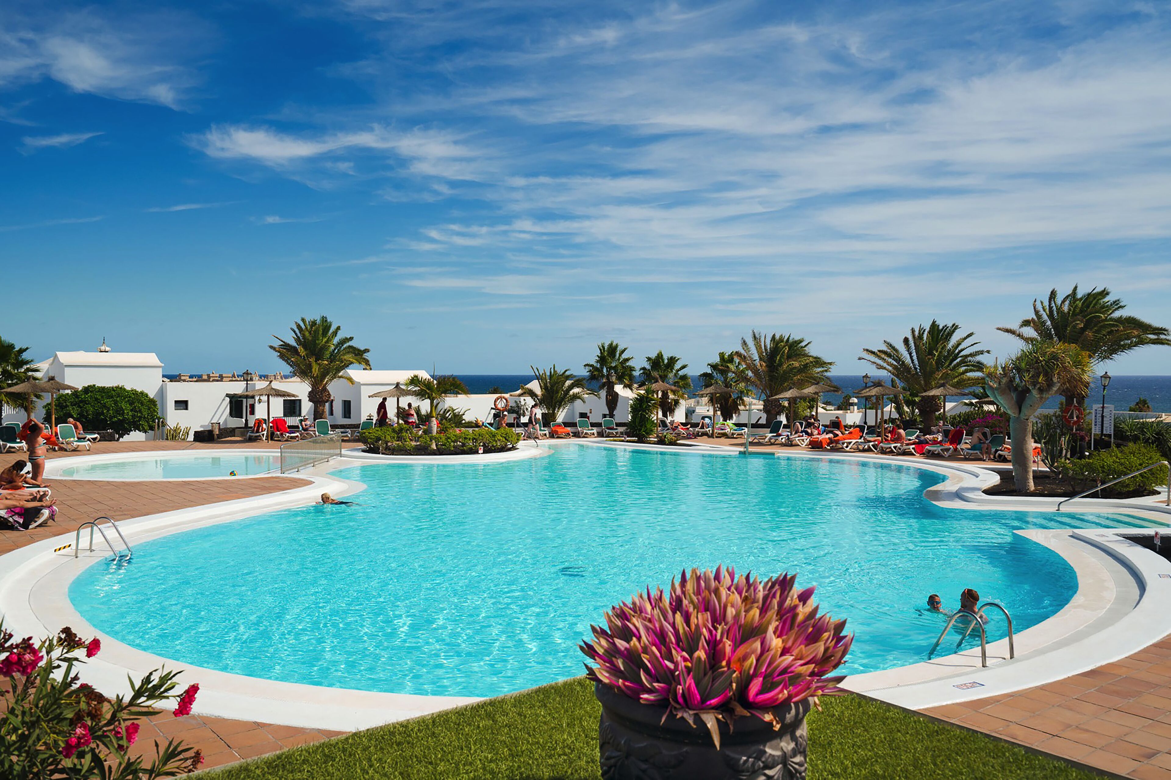 Piscine extérieure, parasols de plage, chaises longues