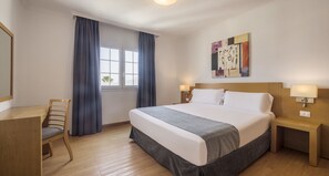 Peti besi dalam bilik, meja, Wi-fi percuma, cadar katil 