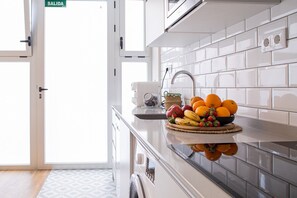 コンフォート ダブルルーム | 専用キッチン | 小型冷蔵庫、電子レンジ、オーブン、コンロ