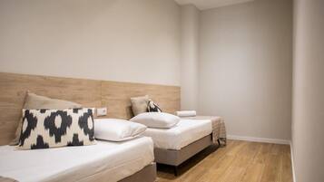 Rideaux occultants, chambres insonorisées, fer et planche à repasser