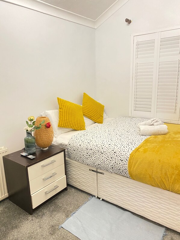 5 bedrooms, free WiFi, bed sheets