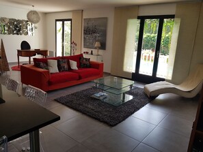 Tv, eldstad och böcker