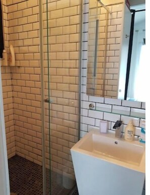 Dusche, Haartrockner, Handtücher, Seife