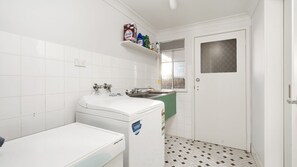 Badewanne, Haartrockner, Handtücher