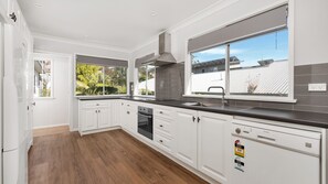 Fridge, microwave, oven, stovetop - Lilli Pilli House by Experience Jervis Bay (Vincentia)