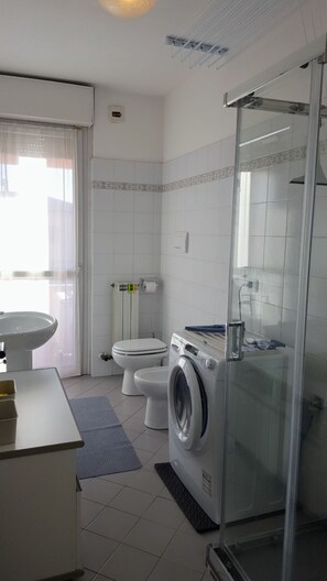 Shower, hair dryer, bidet, towels - Sica Como Nest - Indipendent apartment with Workstation (Lucino)