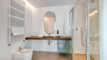 Suite Tripla | Badezimmer | Dusche, Regendusche, Designer-Toilettenartikel, Haartrockner