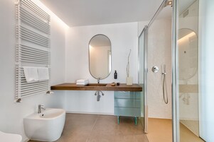 Suite Tripla | Bagno | Doccia, soffione a pioggia, set di cortesia firmato, asciugacapelli