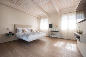 Suite Tripla | Seprai premium, selimut bulu angsa, bantalan ekstra lembut, dan minibar