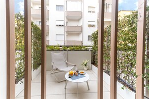 Singola Deluxe | Premium bedding, down comforters, pillowtop beds, minibar