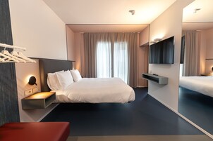 Junior Suite | Kaliteli yatak takımı, kuştüyü yorgan, yastık yüzeyli yatak, minibar 