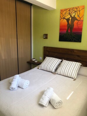 5 bedrooms, iron/ironing board, free WiFi, bed sheets