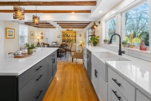 Fridge, microwave, oven, dishwasher - The Parson's House w/ 7 bedrooms (East Orleans)
