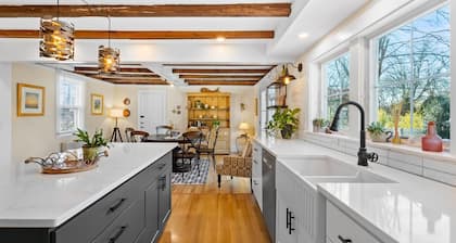 Beautiful 1770 historic home, 7 bedrooms all ensuite, hot tub, pets welcome
