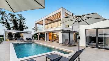 Familienvilla, 4 Schlafzimmer (Luxury Villa Sonia With Wellness &) | Pool | Außenpool (je nach Saison geöffnet), beheizter Pool