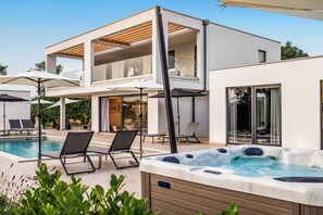 Biệt thự dành cho gia đình, nhiều phòng ngủ (Luxury Villa Sonia With Wellness &) | Hồ bơi | Hồ bơi ngoài trời phục vụ theo mùa, hồ bơi nước nóng 