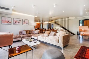 Biệt thự dành cho gia đình, 4 phòng ngủ (Luxury Villa Sonia With Wellness &) | Phòng khách | TV 21-inch có truyền hình kỹ thuật số