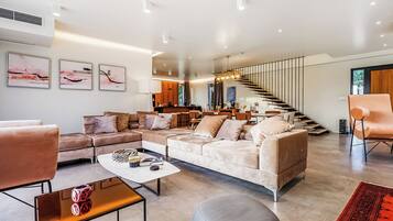 Biệt thự dành cho gia đình, nhiều phòng ngủ (Luxury Villa Sonia With Wellness &) | Khu phòng khách | TV 21-inch có truyền hình kỹ thuật số