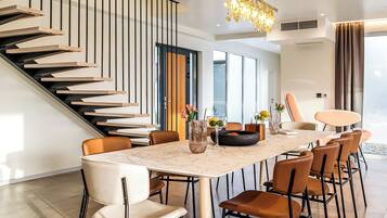 Villa familiar, 4 habitaciones (Luxury Villa Sonia With Wellness &) | Restaurantes