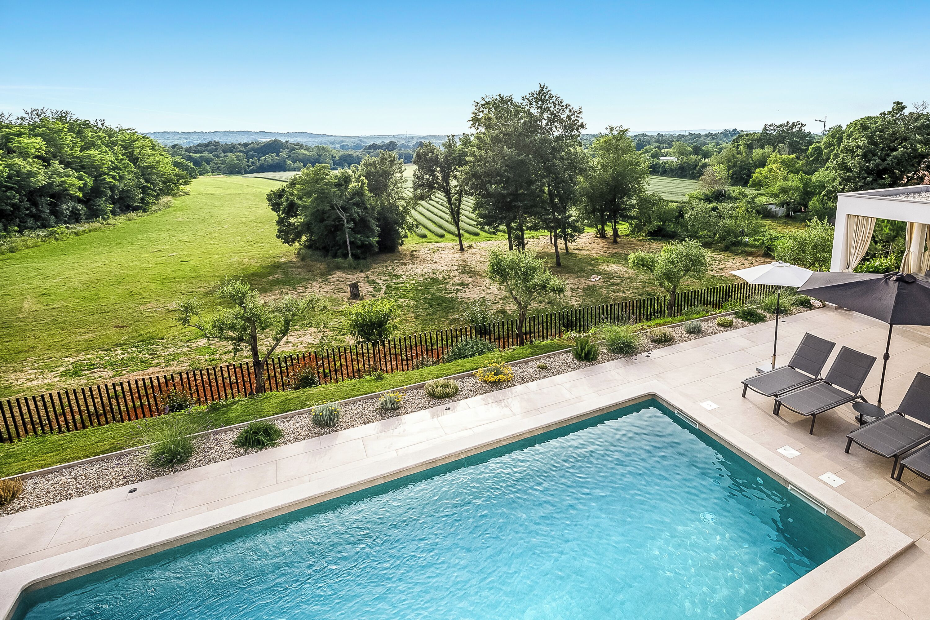 Una piscina al aire libre de temporada, una piscina climatizada