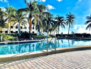 2 piscinas al aire libre (de 08:00 a 19:00), sombrillas, tumbonas