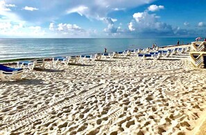 Sur la plage, sable blanc, chaise longue, parasol