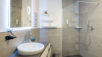 Doccia, asciugacapelli, bidet, asciugamani