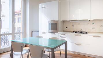 Frigorifero, forno, piano cottura, lavastoviglie