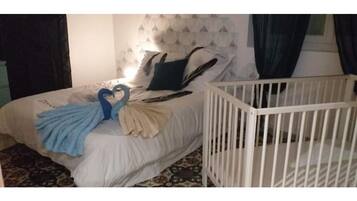 3 chambres, bureau, fer et planche Ă repasser, lit parapluie